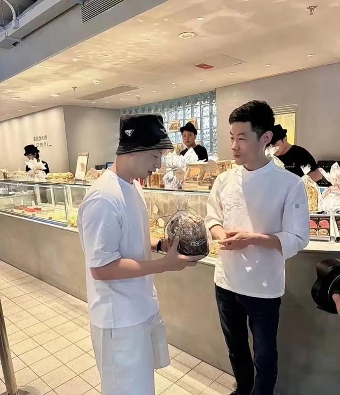 奥运冠军马龙去了家面包店，没想到店长竟然是他的铁杆粉丝。两个人聊得挺开心的。私下