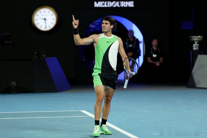 22岁，许多人的青春尚在摸索，而他已经站在网球世界的巅峰，用球拍刻下“全满贯”的