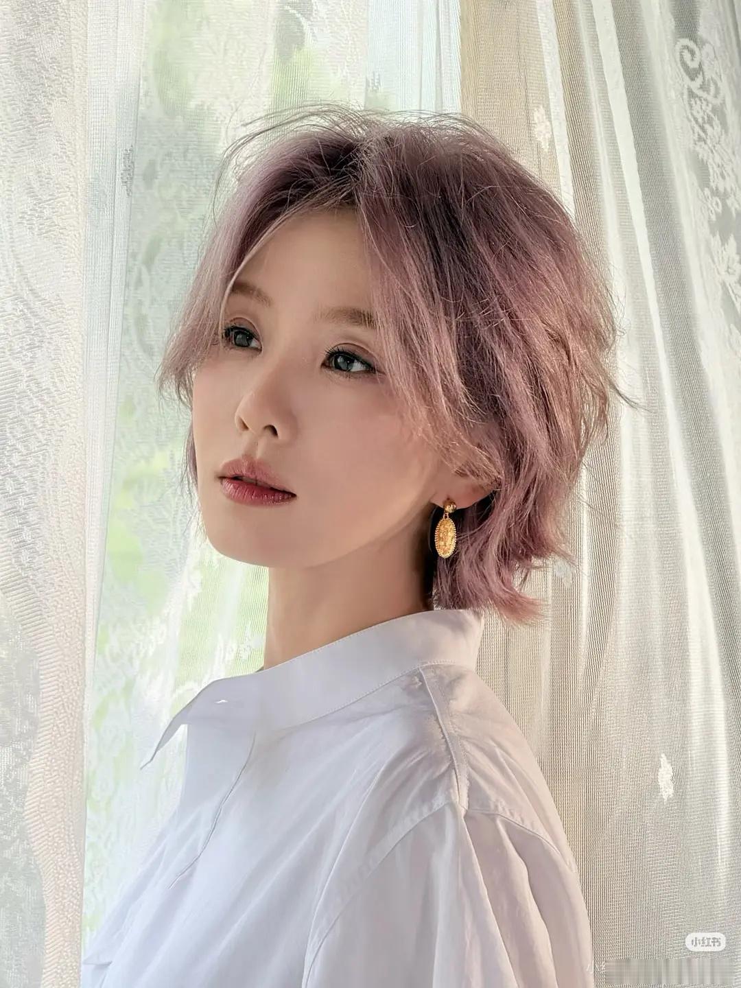 老姐脸上如果有点皱纹说不定还和谐一点，脸上光滑平整眼神却疲惫无神肌无力，看着诡异