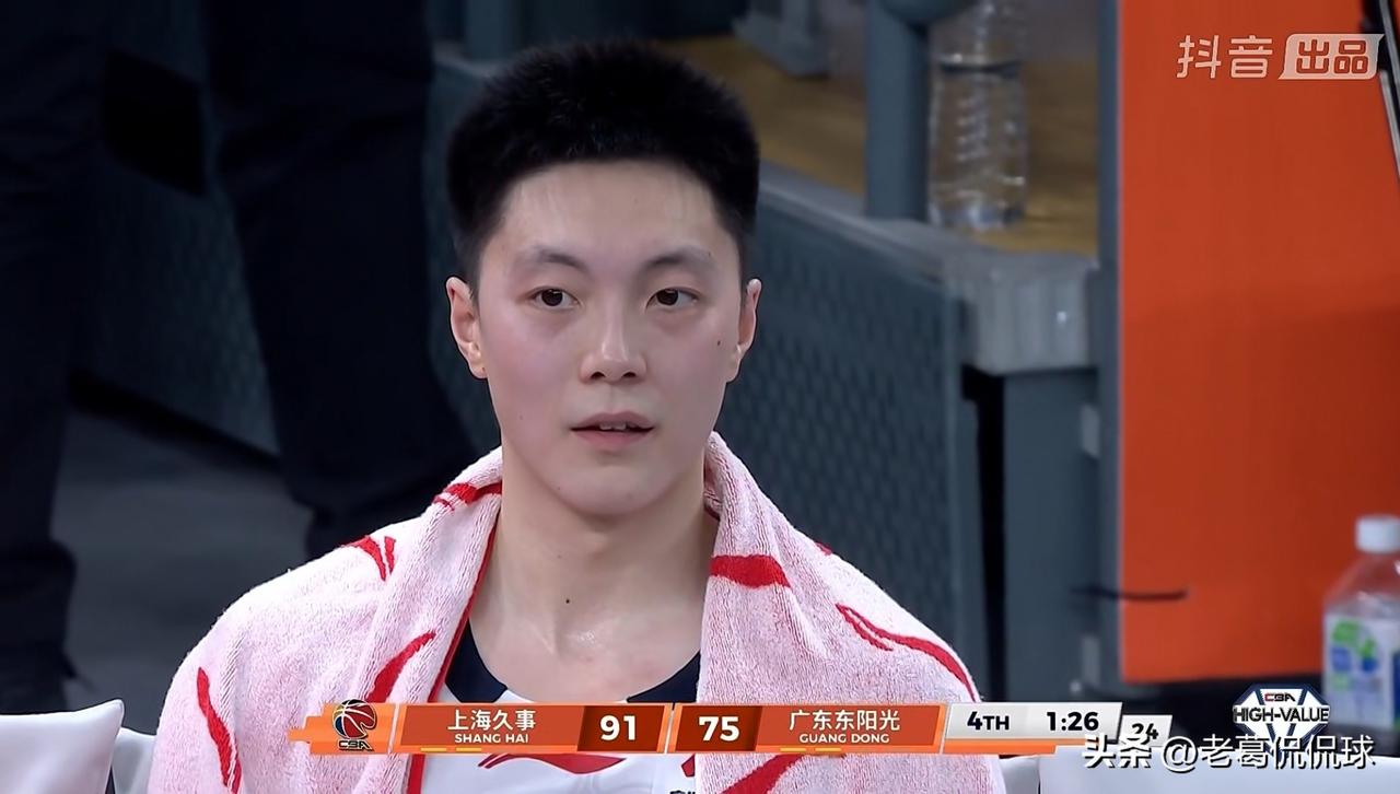 广东东阳光巨星胡明轩真是太落寞了！在今天广东东阳光客场挑战上海久事的比赛中，当时