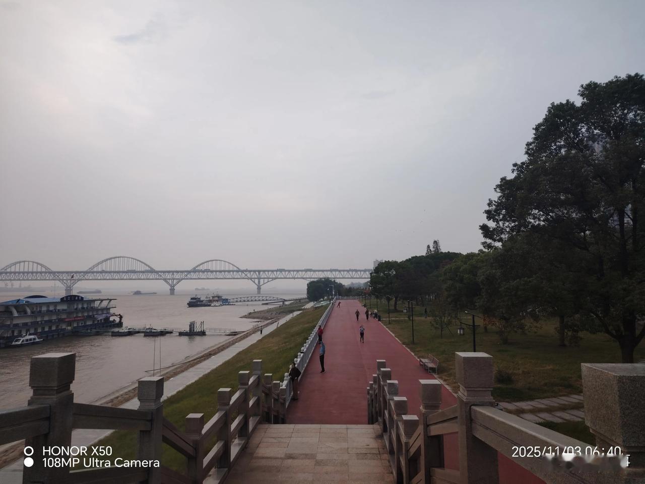 你觉得存钱和买保险哪个更靠谱感觉存钱相对来说更靠谱