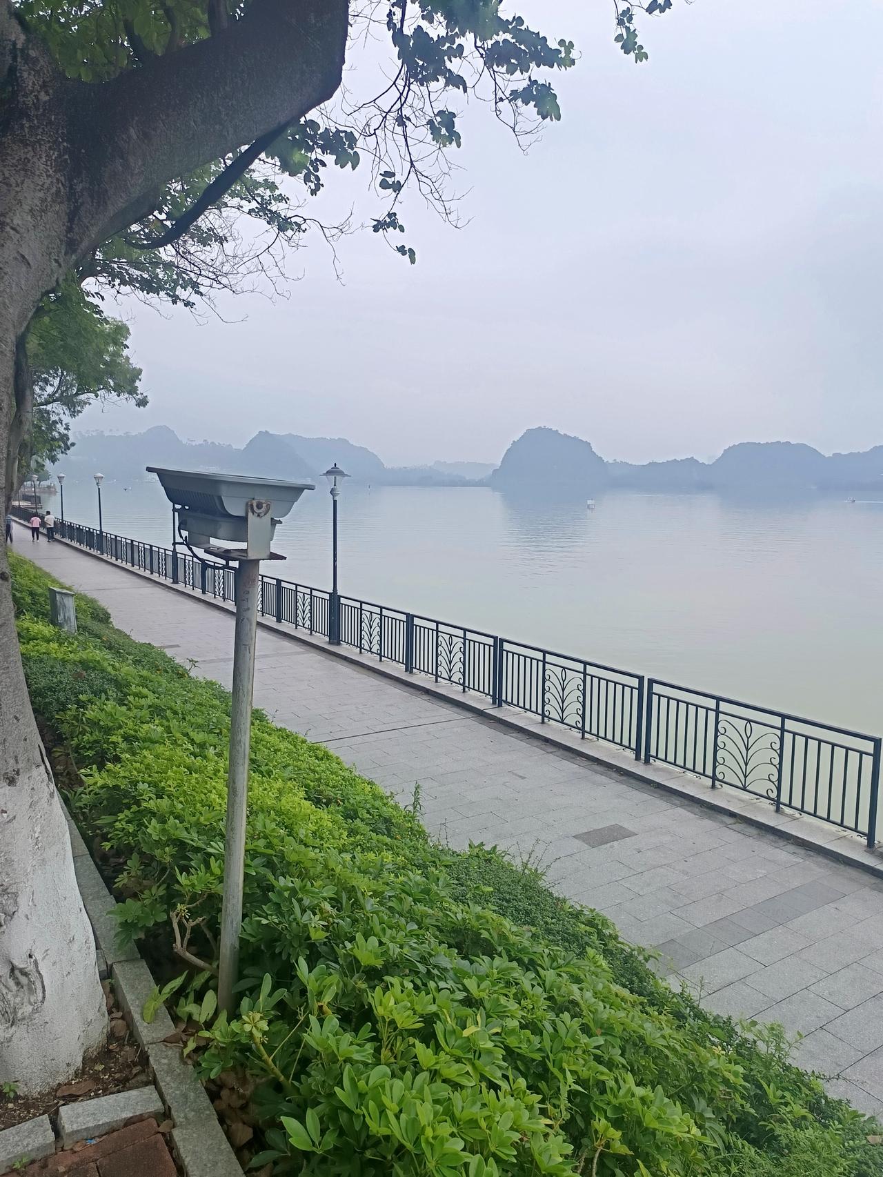 我在肇庆的星湖边
发现一个很严重的问题
俺不知道怎么说才好




你敢相信吗？