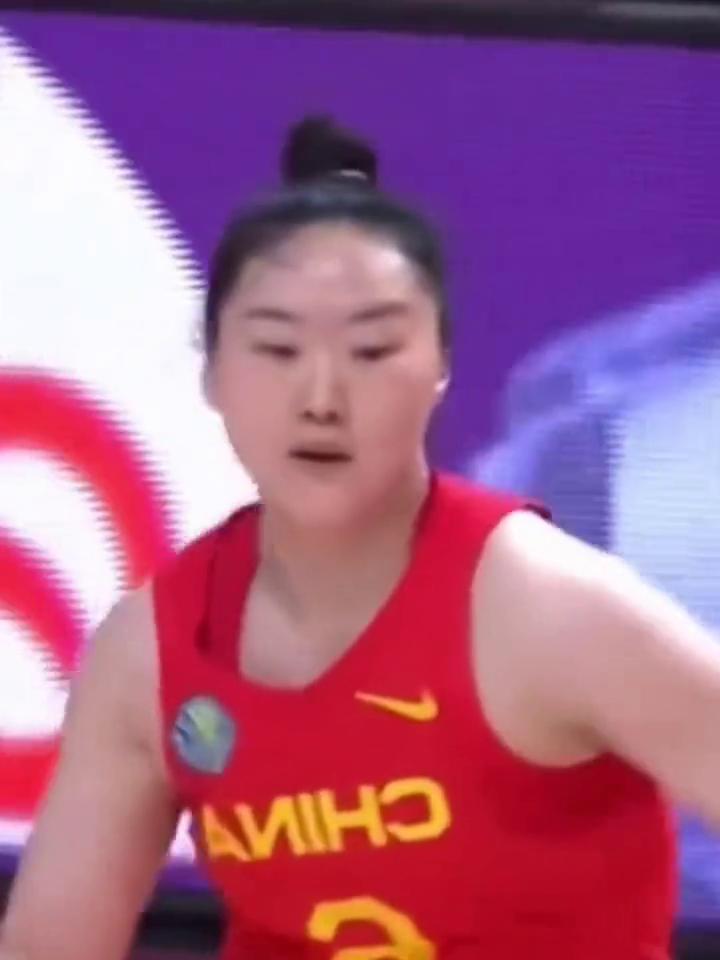 小钢炮武桐桐发威，对手恶意犯规，武桐桐教他做人。
对手恶意犯规，将李缘放到地上，