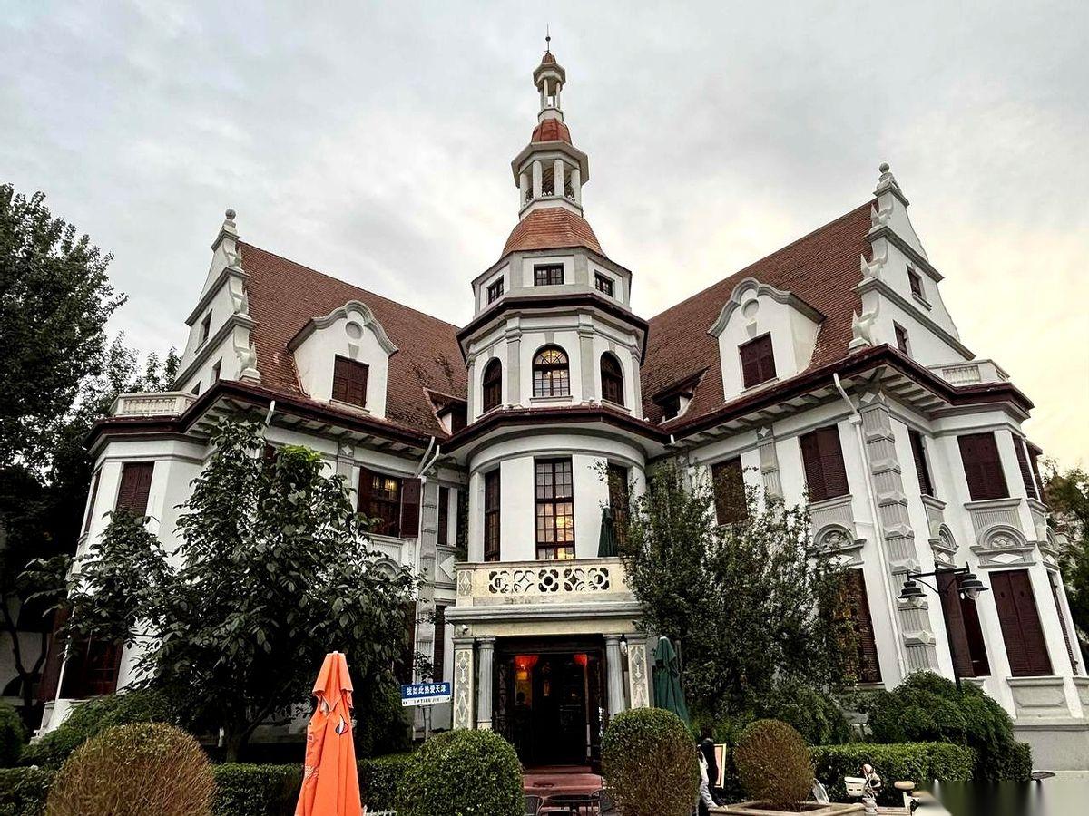 抬头看，天上飞的不再只是鸟，是咱们自己公司的火箭。
低头看，新闻里聊的不再是家长