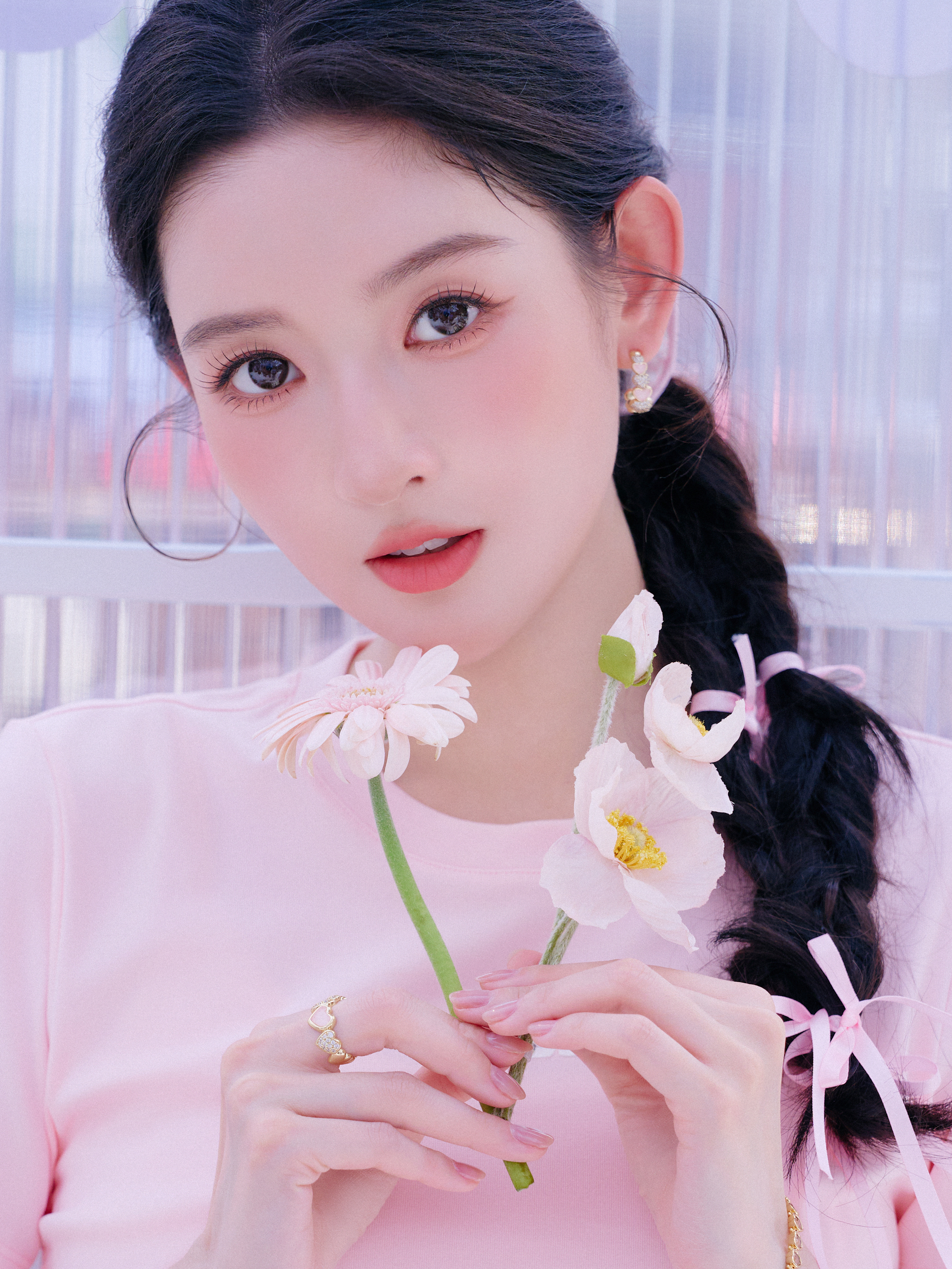 王玉雯 浅粉是春日的底色，蝴蝶结是少女的私语，温柔又明媚的样子，和春天适配度满分