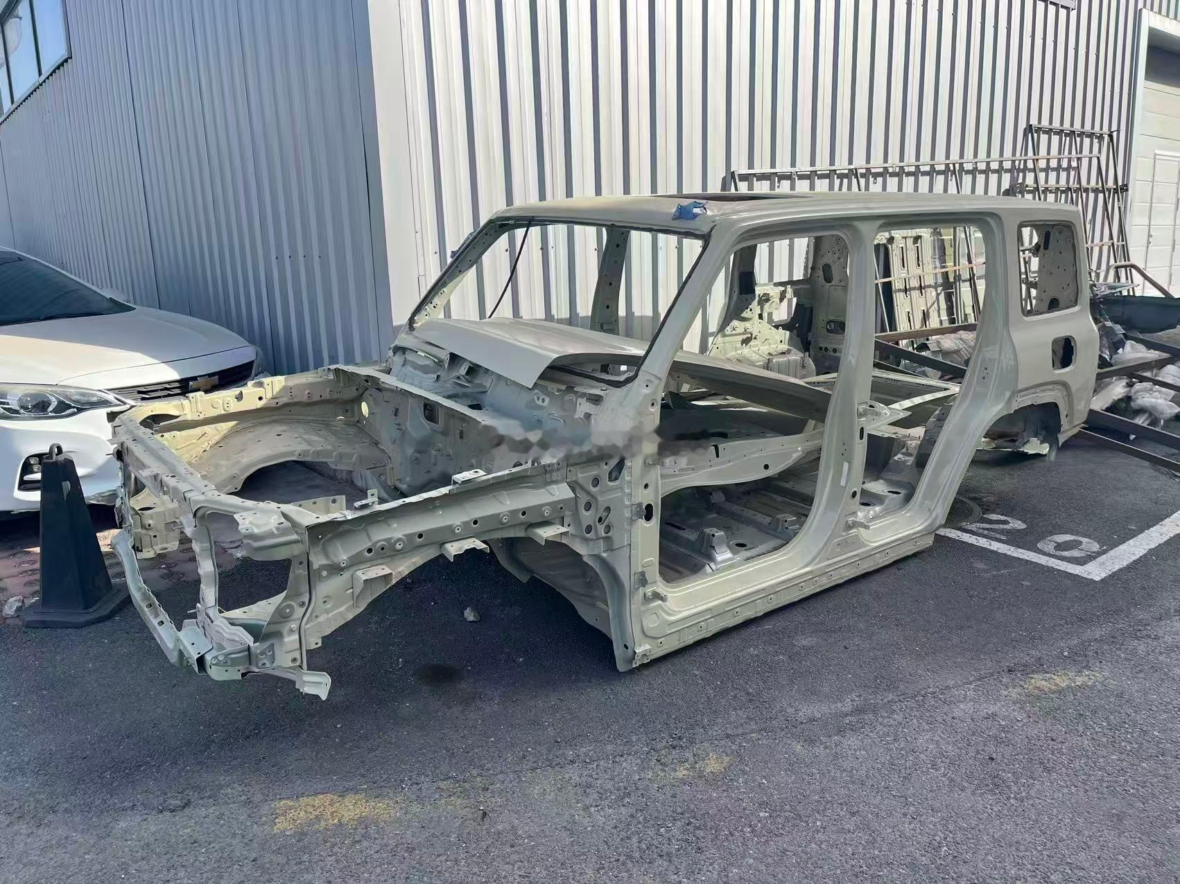 猜车啦！！！这是前几天去4S店溜达的时候看见的~~~所以品牌已经限定了！！！ 海