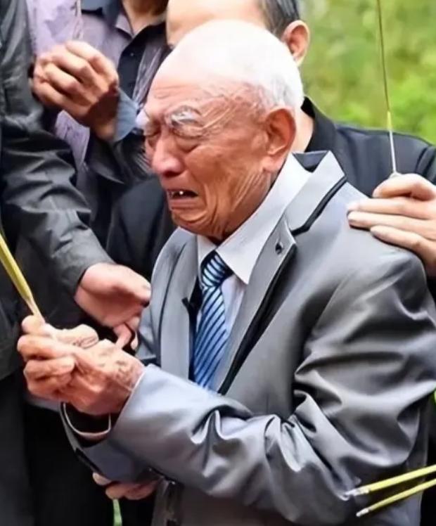 72 岁台湾老兵回江苏老家探亲，谈及过往经历情绪十分激动。女儿察觉到异样连忙追问