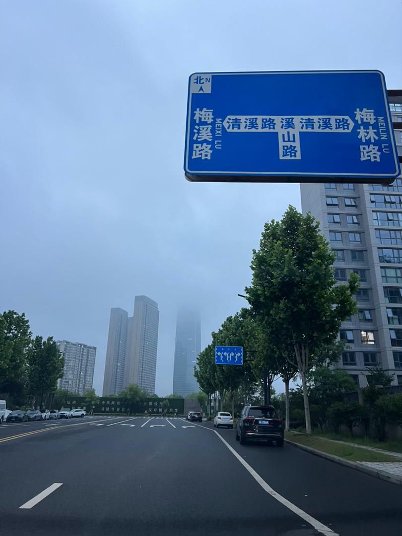 大雨初歇，空气格外潮湿，仿佛伸手一握，便能攥出水来。 宜兴·春晓江南