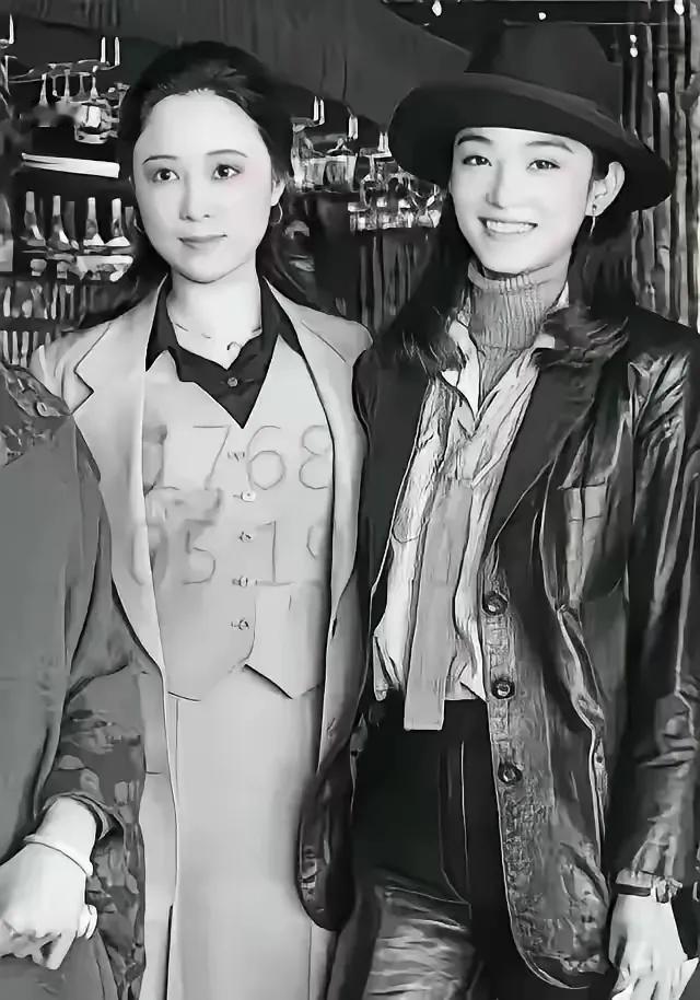 左边是琼瑶，右边是谁呢？
在那个年代是很洋气的了。