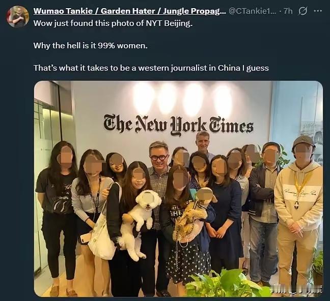 《纽约时报》驻北京工作人员合影。

十三个工作人员有九个女的，四个男性。有些女员