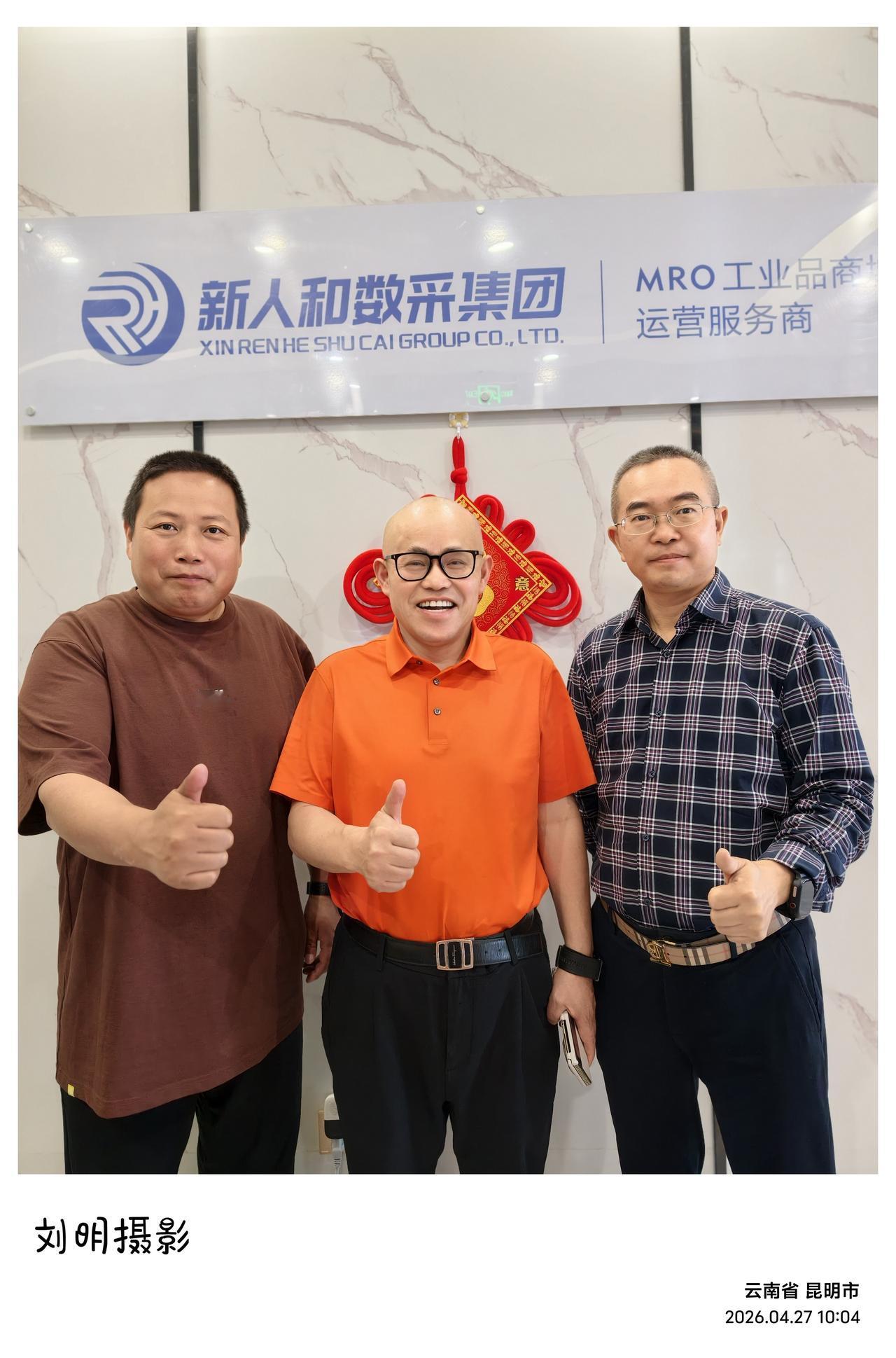 我发现昆明的春天，最是性情不定的。天气忽阴忽晴，却总不妨日子敞亮温柔。有时候天上