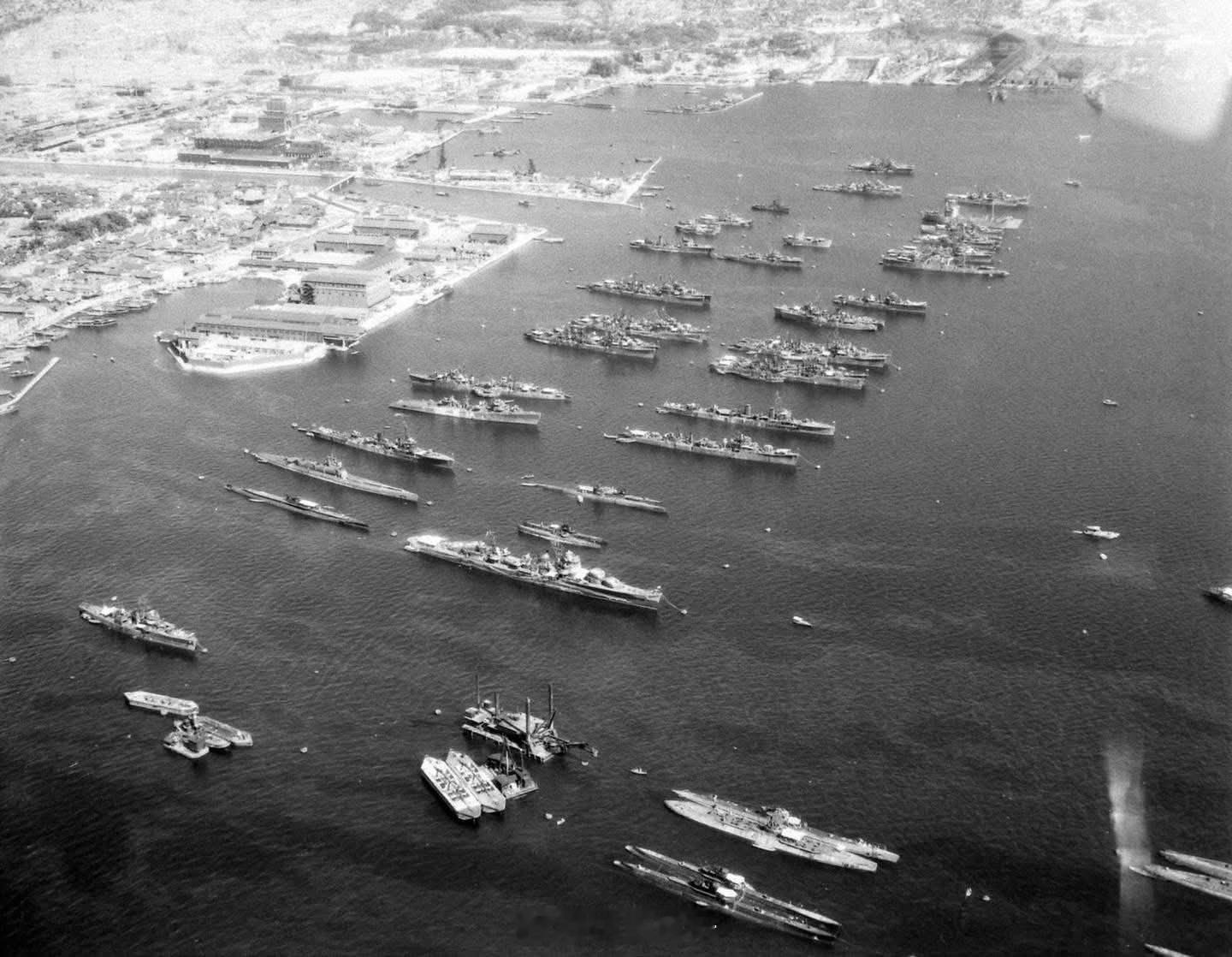 1945年8月/9月日本境内幸存日本海军军舰的航拍照片。1945年8月18日，日