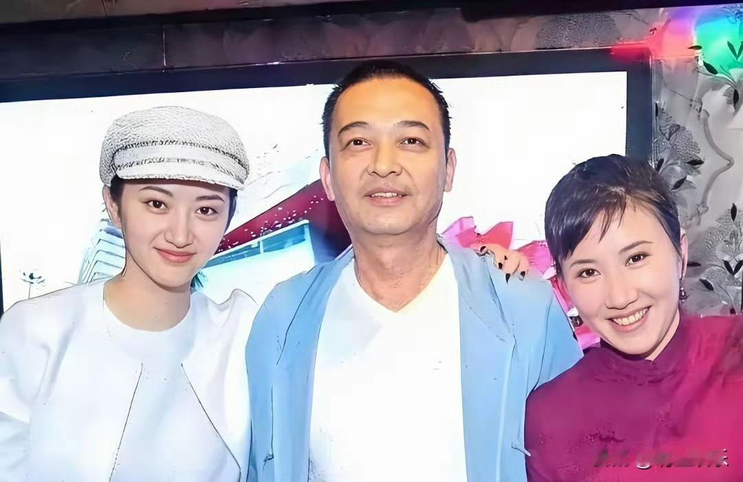 景甜是西安人，家中独生女
从她12岁进北京舞蹈学院学舞，16岁签约影视公司来看，