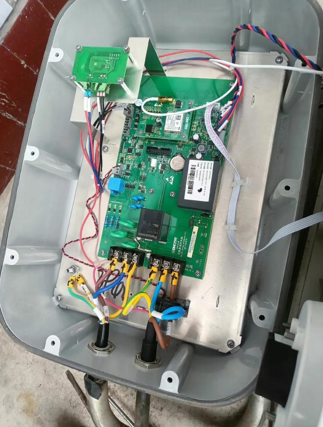 新能源电动汽车的充电桩，千万不要盲目迷信高价格的，都是割韭菜，那些原厂动辄卖60