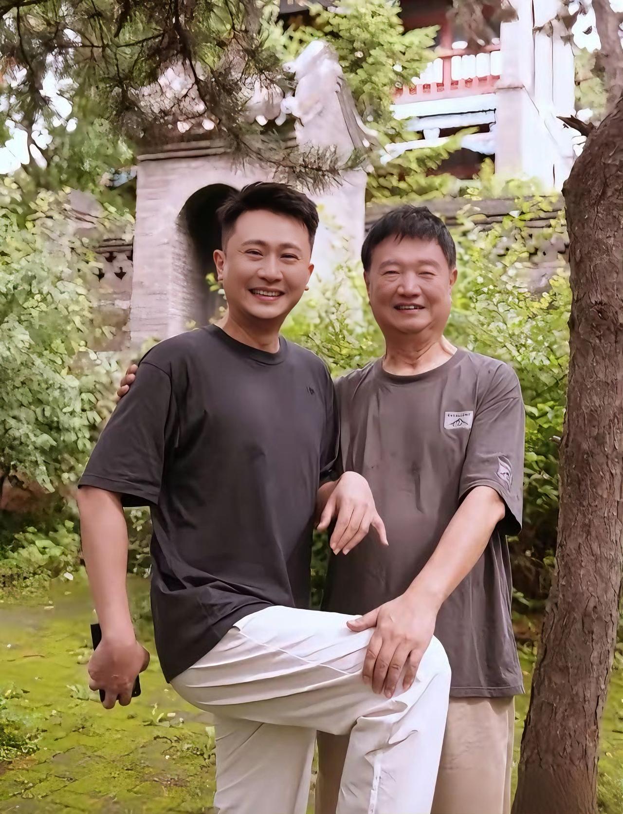 谁能想到荧幕上风趣干练的杨帆，回到老家之后，也只是依偎在长辈身旁的普通晚辈。
 