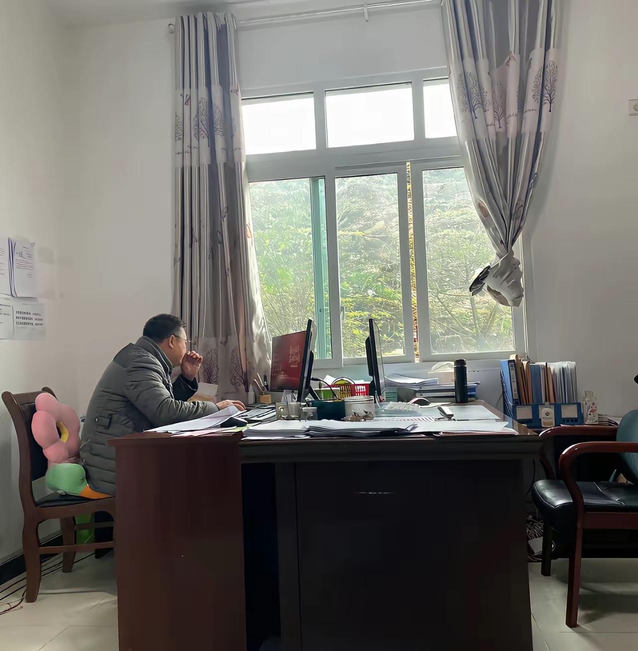 从这位男士的身材来看，这样的办公室一般什么级别领导可以办公