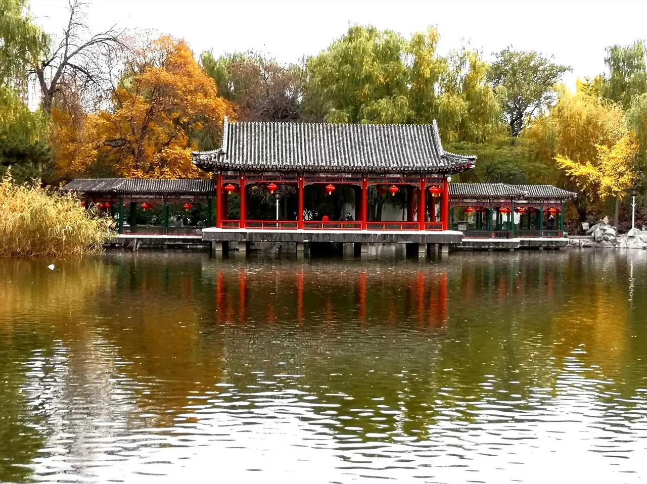 老舍说：“秋天一定要住北平，天堂是什么样子，我不晓得。但是从我的生活经验去判断，