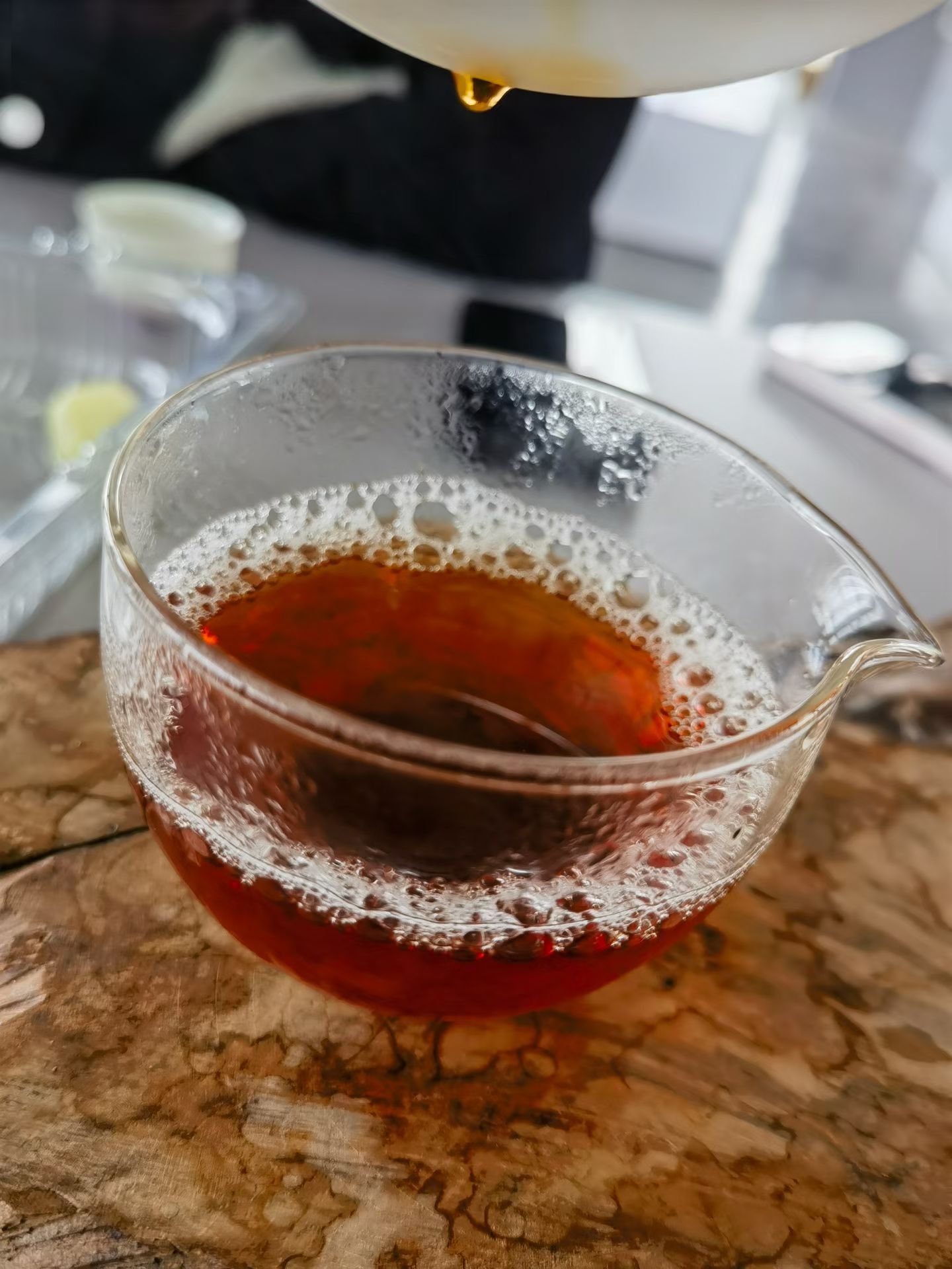 品茶赏器交友  很多人做客喝茶，起身就走，杯里剩着半盏凉茶，觉得这是小事不值一提