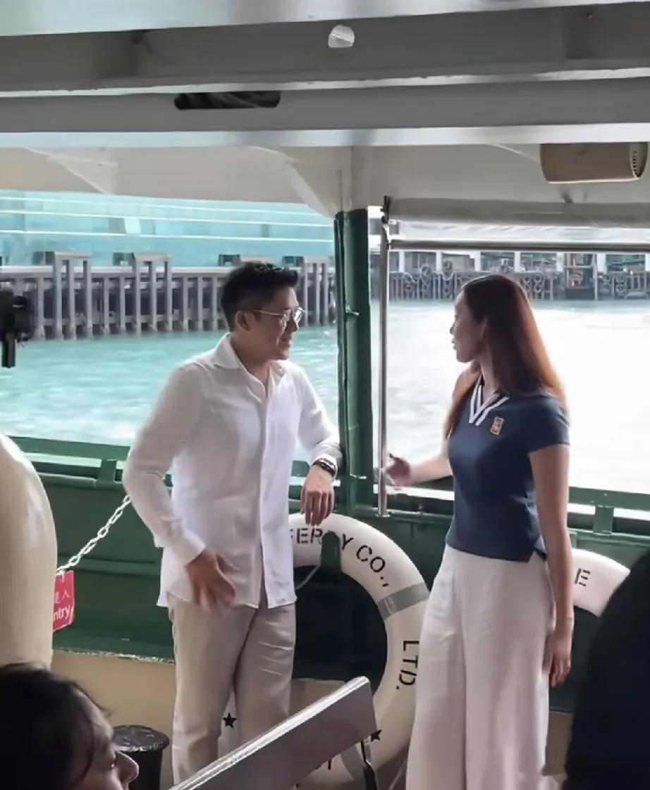 霍启刚在香港带众人参观博物馆，最后到了游艇上，脱下西装露出白衬衫，才有贵族公子哥