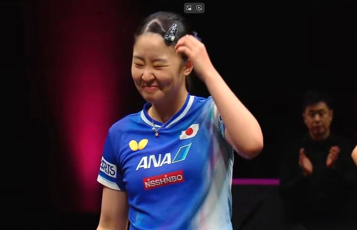 张本美和对阵申裕斌那场球，真是绝了。
第一局，比分死死咬住，打到10比7，张本美