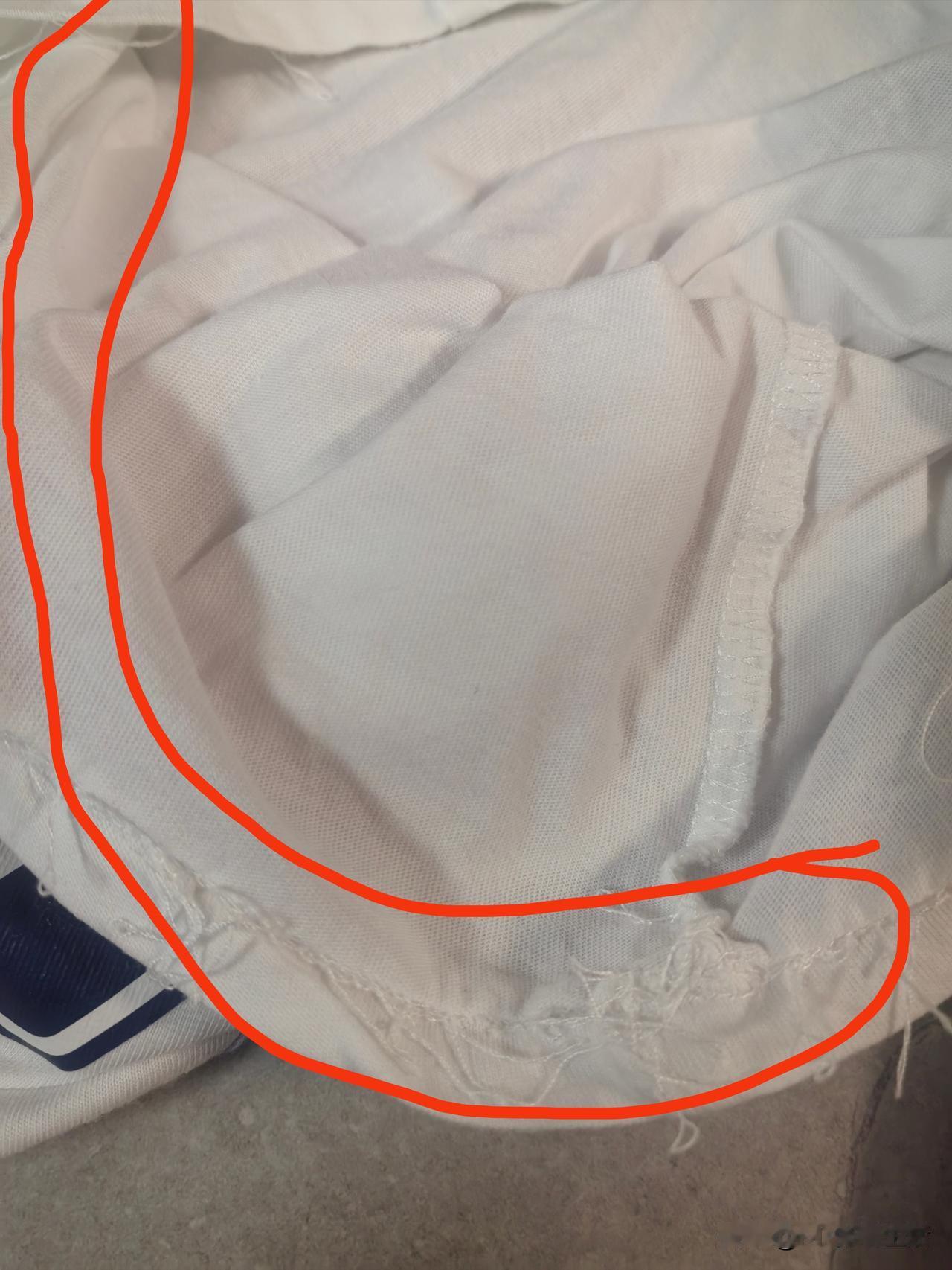 有多少把线头当阿贝贝的小宝贝？
所有的衣服，都得把线头摘出来。