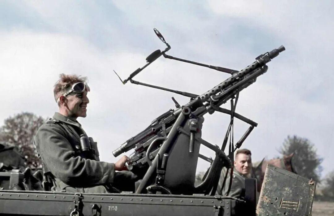 安装在MG-Wagen 36防空机枪拖车上的MG 34通用机枪。MG-Wagen