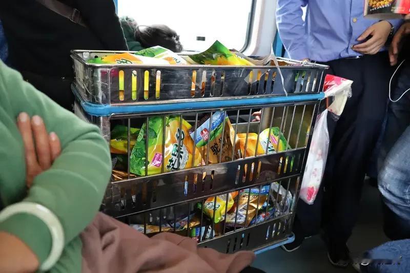 铁路通报“旅客买票占座放零食” 铁路通报“旅客买票占座放零食”这事，还挺值得说一
