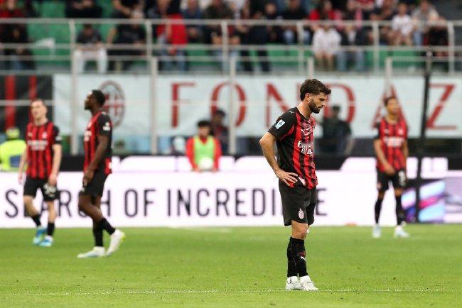 米兰这是想一路俯冲至欧联杯吗？三中场还控制不住中场，本来人员配置就这样，竟然主场