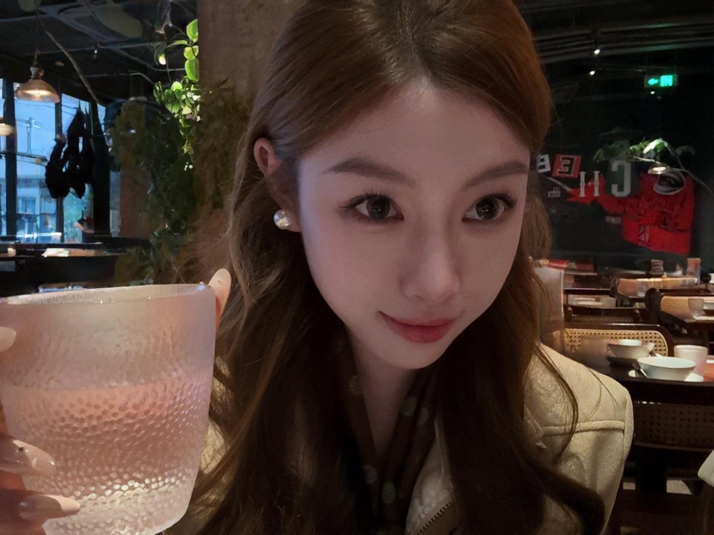 共你干杯再举箸 突然间相看莞尔