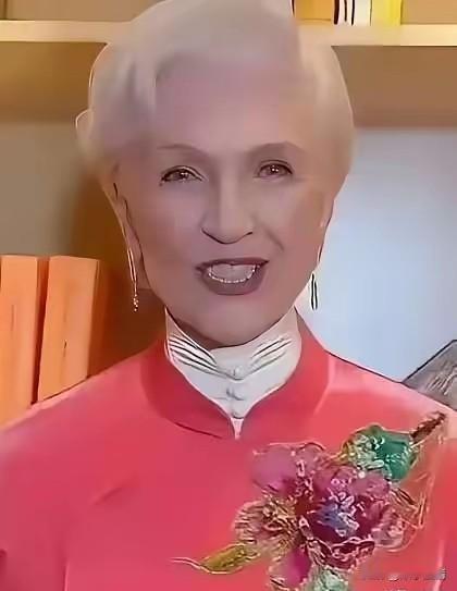 世界首富马斯克的母亲梅耶，在社交媒体上公然表态：中国在公路、隧道、建筑、基础设施