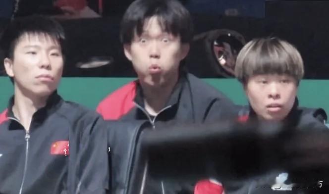 昨天中国队在混团世界杯小组赛第三轮对阵智利队的比赛中没有登场，但坐在场下的他一点