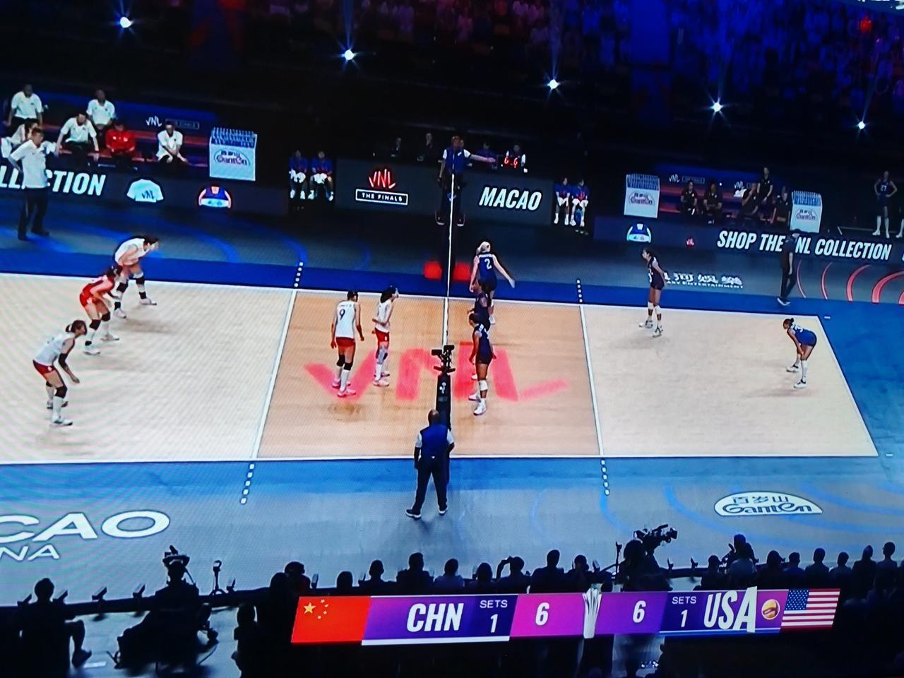 世界女排联赛总决赛，中国女排对阵美国女排，中国女排15：25，25：23，大比分