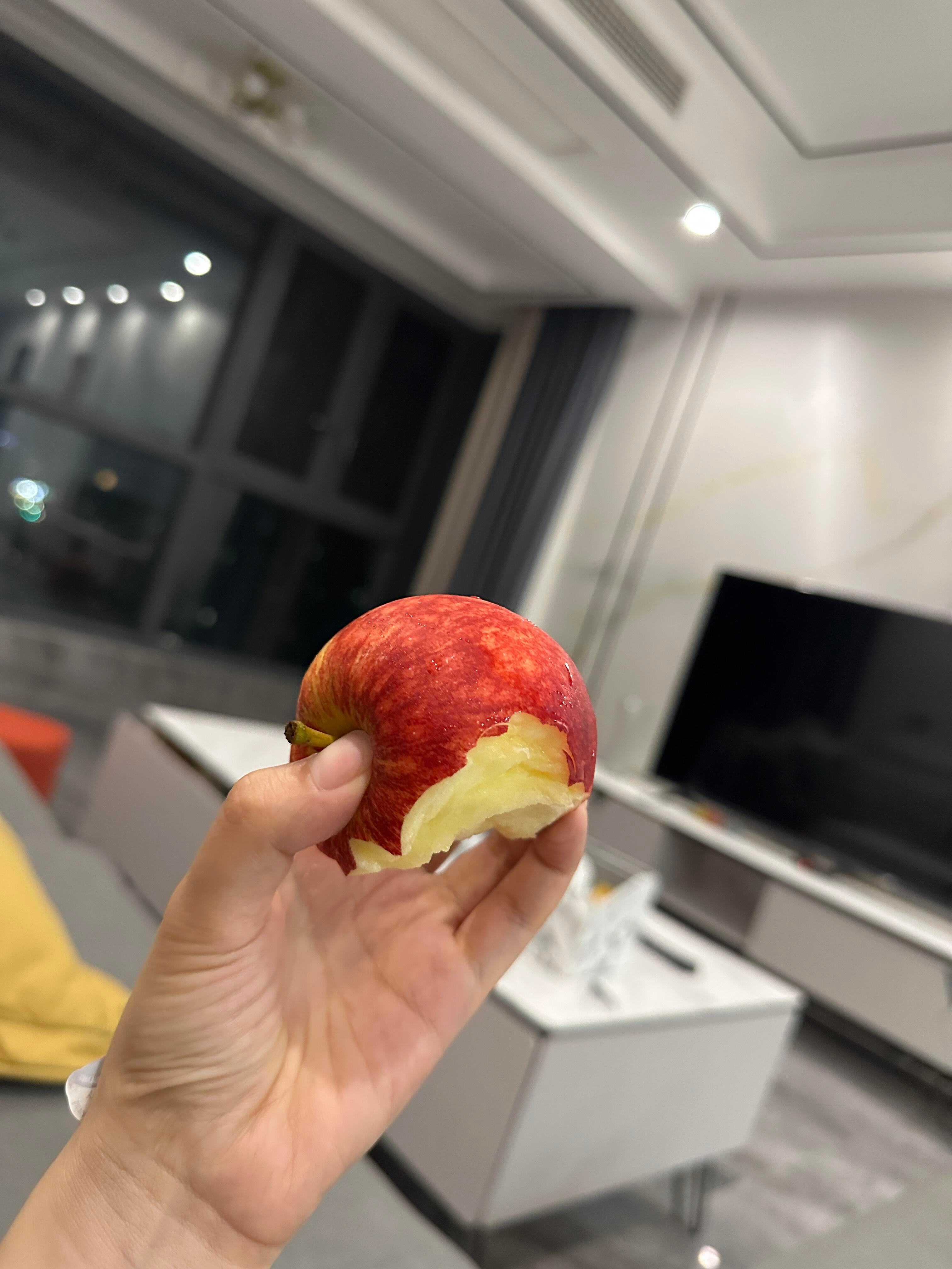 比起20岁,我更喜欢30+的自己,逐渐和自己和解,尝试拥抱遗憾,温柔且勇敢。 