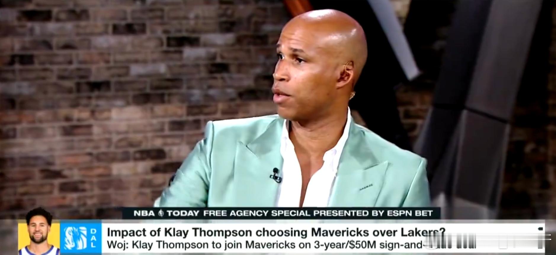 理查德-杰弗森在今日的节目中分享了一则与克莱有关的小故事：“出于对克莱的尊重，我