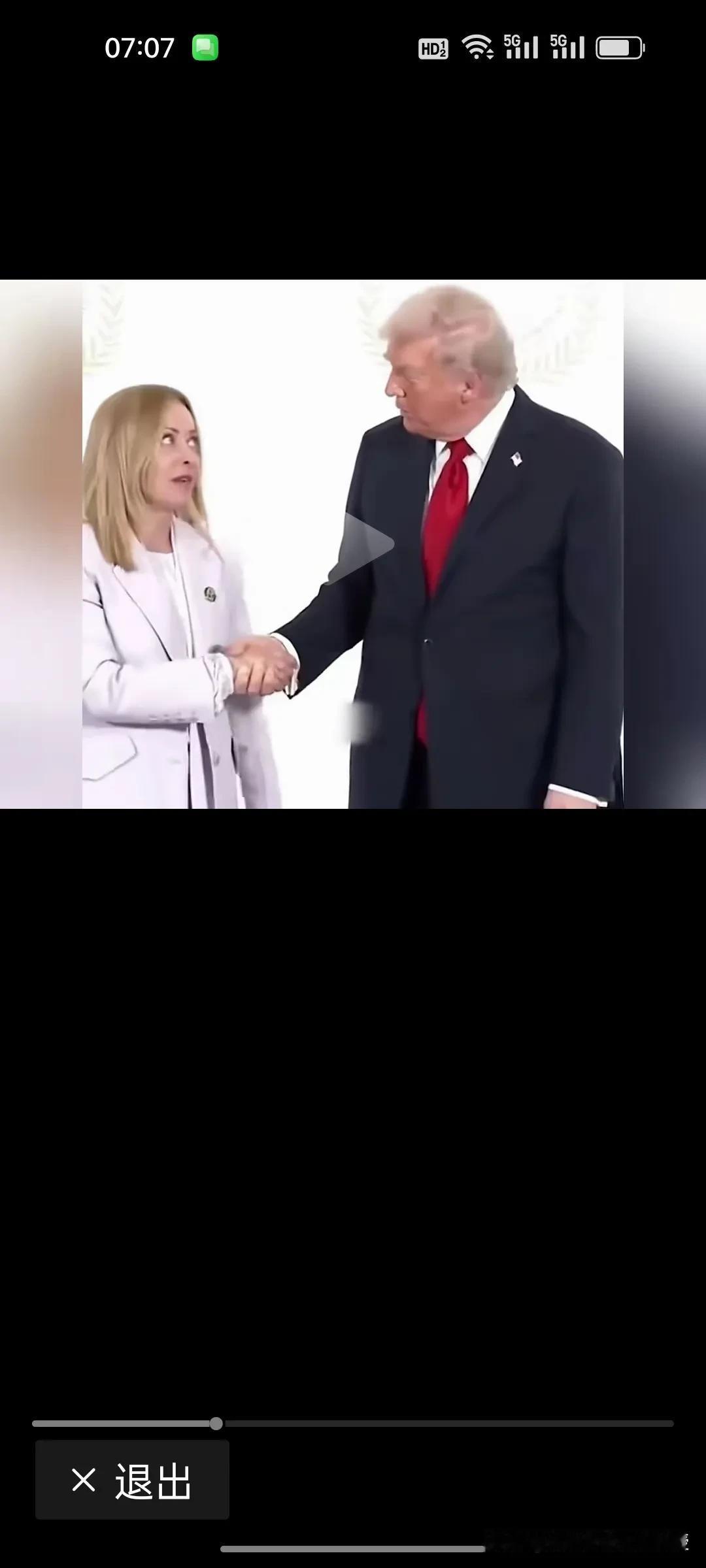 梅洛尼还是记仇啊！北约峰会握手现场，梅洛尼一记白眼，把与特朗普之前的矛盾彻底显露