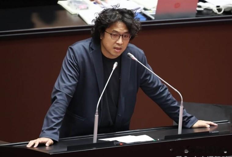 沈伯洋这下可能台湾也待不下去了
刚刷到他紧急发的“辟谣贴”，一看就让人觉得有点欲