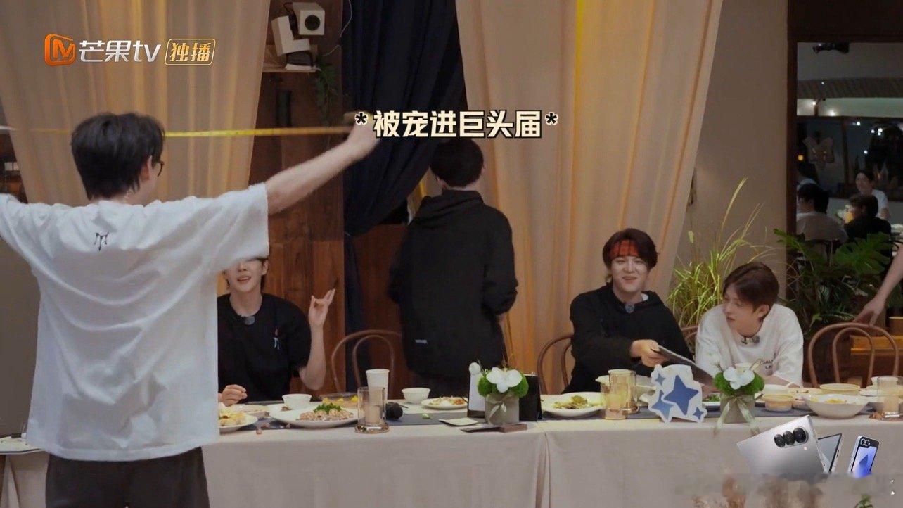 #朱星杰头围届的黑马#在《披荆斩棘》的巨头PK中，王铮亮与林依轮的头围平分秋色，