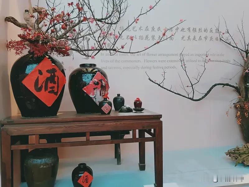 诗酒岁序润流年。“笔墨人生香岁月”对“诗酒岁序润流年”，简直绝配！上联中，“笔墨