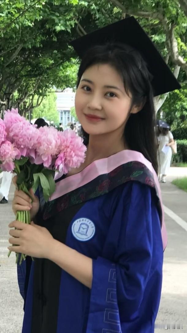 穿这种衣服，是什么学位毕业的？
