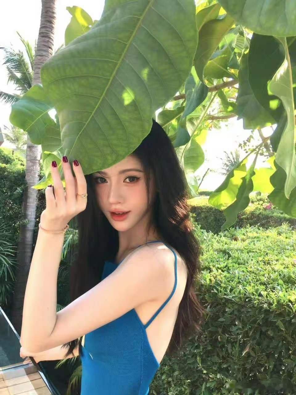 鞠婧祎过夏天了鞠婧祎蓝色吊带look鞠婧祎蓝色吊带look，不错不错， 