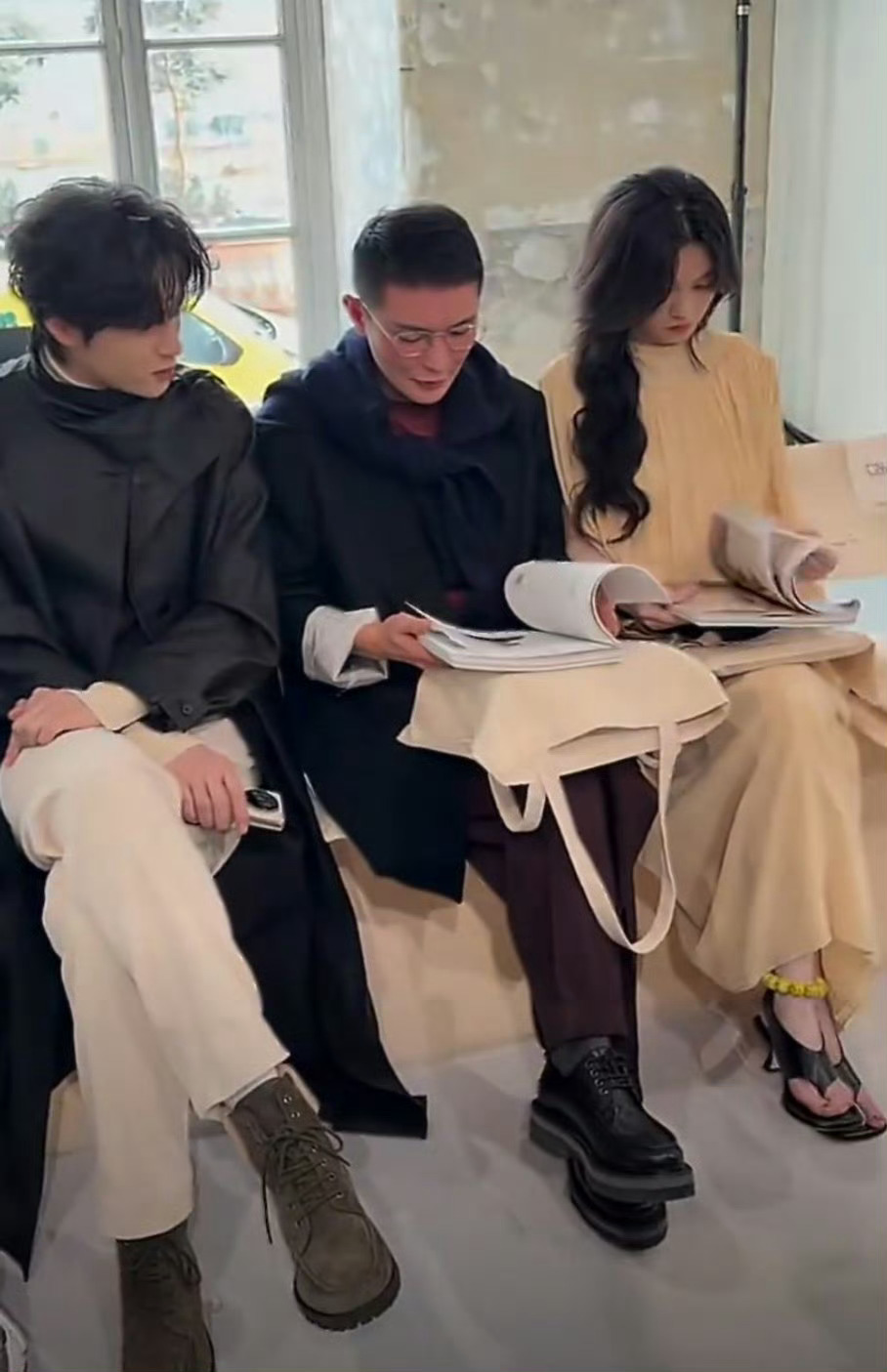 向涵之展轩刘冲春夏秀场同框向涵之展轩刘冲春夏同框向涵之场内与展轩刘冲春夏坐在一起