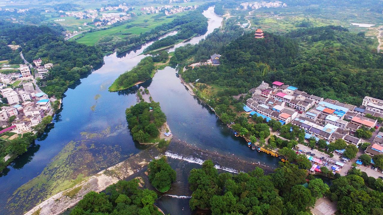 灵渠真正厉害的地方，不是把湘江和漓江挖通，而是让两条水系长期稳定地为船只和农田服