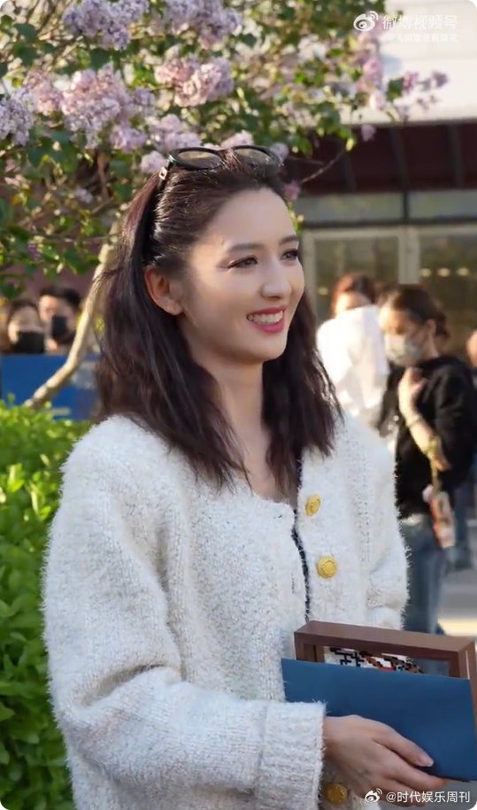 佟丽娅看朵朵饭撒的眼神 佟丽娅看朵朵的眼神真的好温柔，满满都是藏不住的母爱，太戳