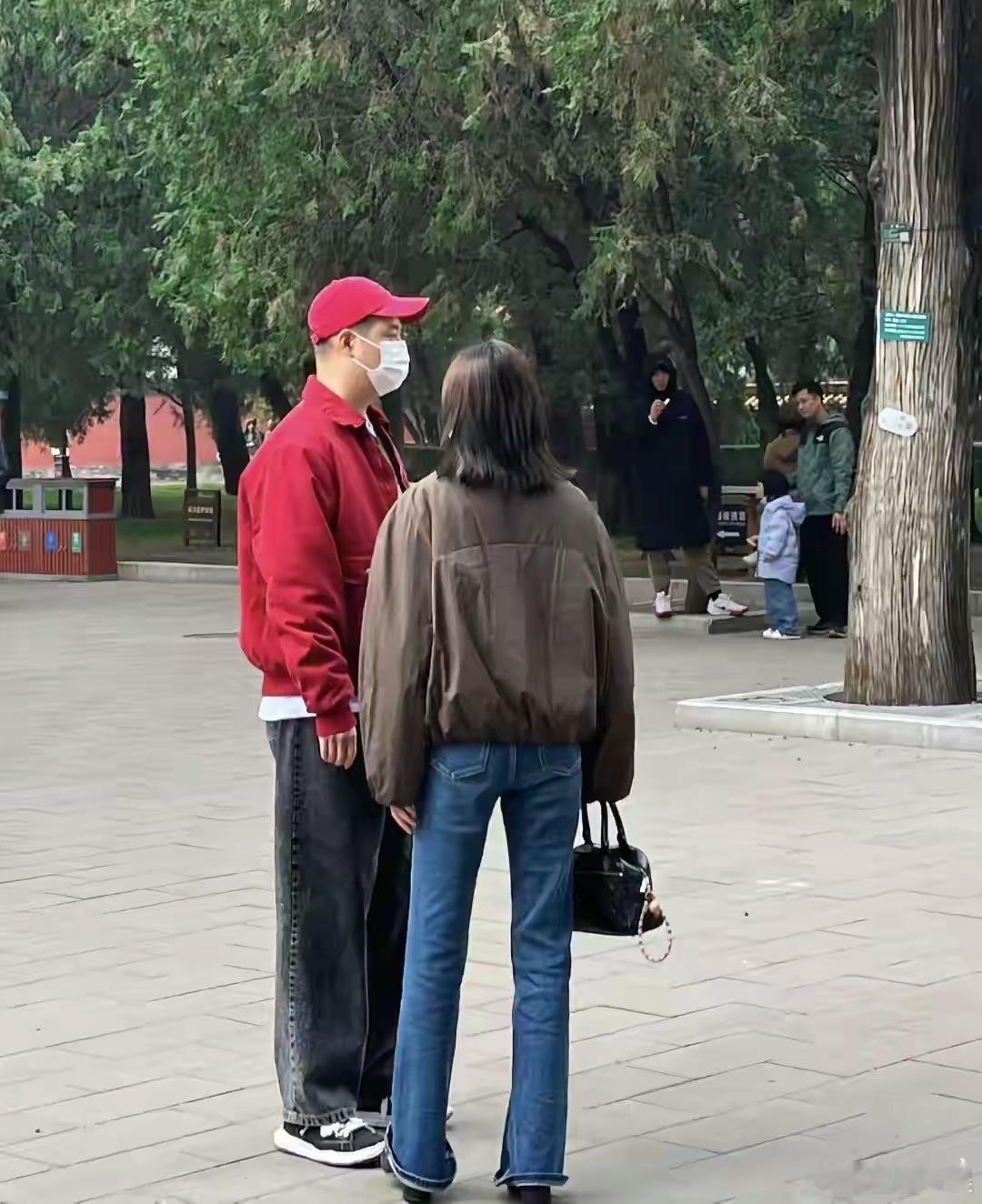 李纯马頔逛地坛公园地坛公园偶遇李纯马頔 李纯这么瘦啊 ​​​