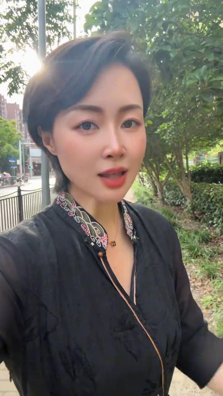 大家好，我是上海师太。现在进行一个采访，今天大A举行的跳水运动会，大家是踊跃的参