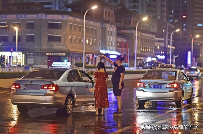 乘客火车站打出租车连续3次遭拒载 北京一男子在火车站打出租车可太闹心了。他按调度