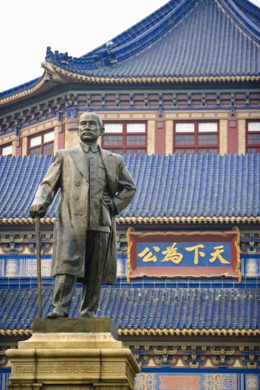 在新中国成立之前，国共两党的关系在明面上是水火不容，在暗地里却是你中有我，我中有