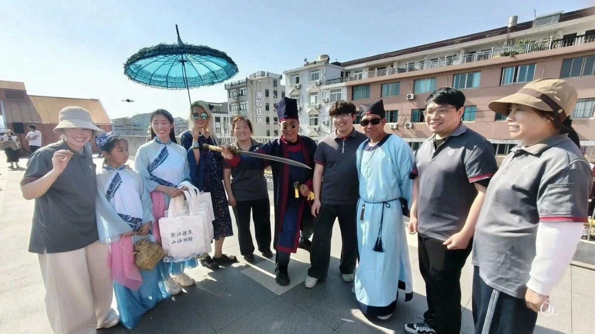 台州小哥在家门口吃出归属感甜出幸福感三门健跳镇开展暖“新”关爱活动，以山海长桌宴