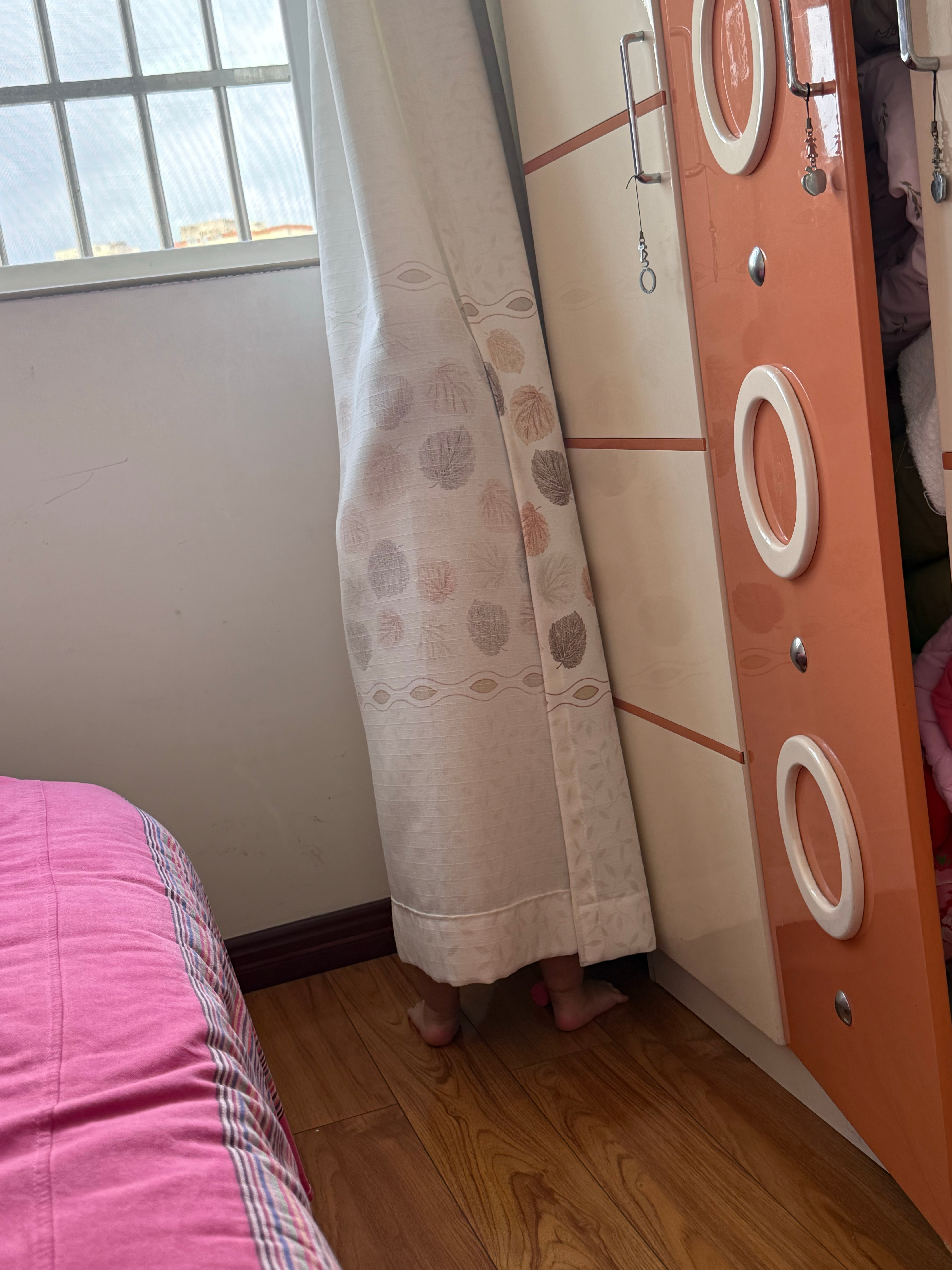 她以为这样我就看不见她了