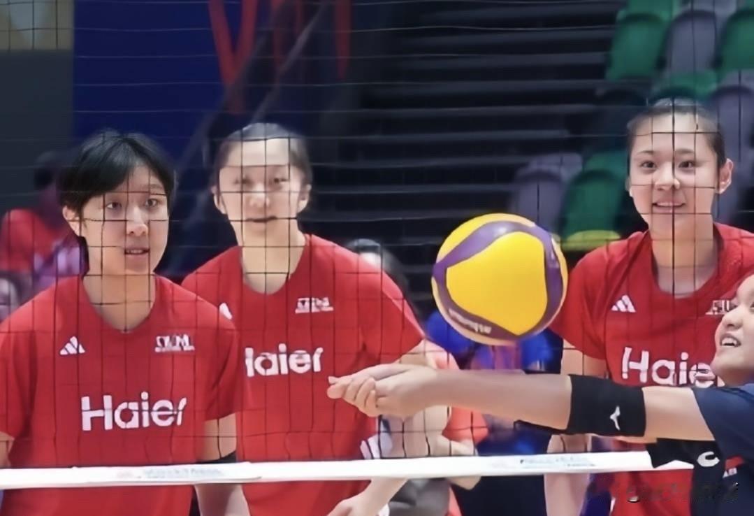 中国女排公开课欢乐多！昨晚上在启德体育馆，免费为球迷们提供了一场生动欢乐的比赛，